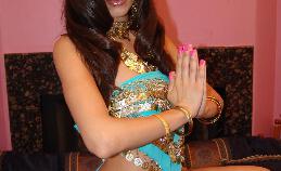 Indiaas model Aruna propt een lul in haar kutje