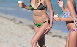 Katie Cassidy toont haar strakke kontje