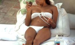 Eva Longoria toont haar kontje in een witte kleine bikini