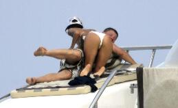 Eva Longoria toont haar kontje in een witte kleine bikini