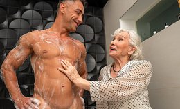 Oma Janneke doet een hete stud in de douche