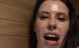 Jankwijf met behaarde oksels verstopt in de sauna
